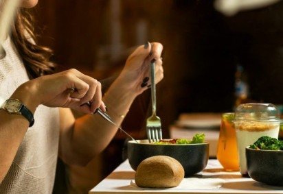 O TAAR pode se manifestar de diferentes formas, como falta de interesse por comida ou alimentação, sensibilidade sensorial extrema a aspectos específicos dos alimentos, ou medo de consequências negativas associadas à ingestão alimentar, como engasgos, vômitos ou reações alérgicas. -  (crédito: Farhad Ibrahimzade/Unsplash)