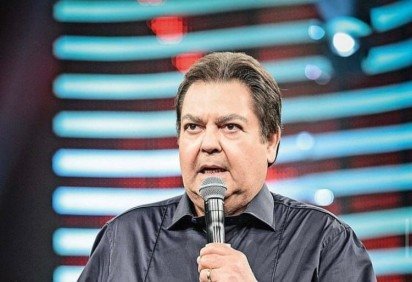 Faustão: O apresentador, que se afastou da TV e fez transplante de coração, também compartilhou que morre de medo de avião. Algumas pessoas contam que quando Faustão precisa fazer uma viagem internacional, chega a exigir o currículo dos pilotos para conferir a experiência e horas de voo. -  (crédito: reprodução)