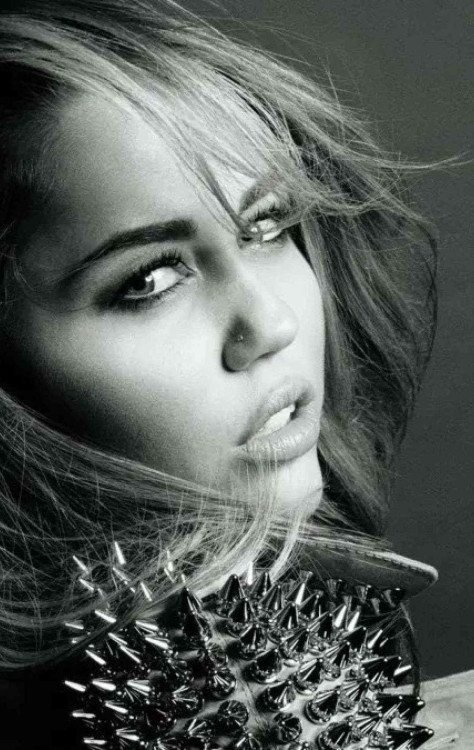 Miley Cyrus revela tratamento inusitado: “experimentei esperma de salmão” -  (crédito: TMJBrazil)