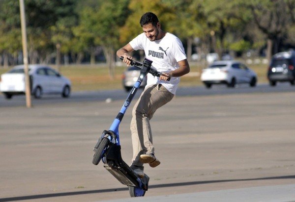  04/06/2025. Crédito: Minervino Júnior/CB/D.A Press. Brasil.  Brasilia - DF. Patinetes em Brasília. Pessoas que já sofreram quedas com o equipamento.