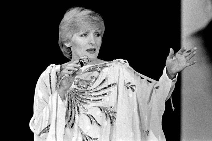 (FILES) French singer Nicole Croisille performs at the Salle Pleyel in Paris on February 27, 1980, as part of a concert to pay tribute to Russian scientist Andrei Sakharov. French singer, dancer, and actress Nicole Croisille passed away in the night from June 3 to June 4, 2025 at the age of 88, leaving her mark on popular memory with hits but especially the catchy 'dabadabada' from the film 'A Man and a Woman.' (Photo by MARCEL BINH / AFP)
- (crédito: AFP) (FILES) French singer Nicole Croisille performs at the Salle Pleyel in Paris on February 27, 1980, as part of a concert to pay tribute to Russian scientist Andrei Sakharov. French singer, dancer, and actress Nicole Croisille passed away in the night from June 3 to June 4, 2025 at the age of 88, leaving her mark on popular memory with hits but especially the catchy 'dabadabada' from the film 'A Man and a Woman.' (Photo by MARCEL BINH / AFP)
- (crédito: AFP)