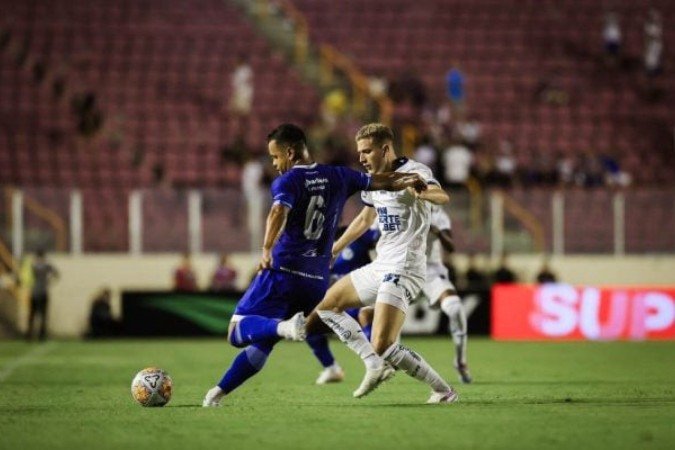 Confiança (de azul) aproveita que encara o time sub20 do Bahia, vence o jogo e entra no G4 da Copa do Nordeste - (crédito: Foto: Letícia Martins/EC Bahia) Confiança (de azul) aproveita que encara o time sub20 do Bahia, vence o jogo e entra no G4 da Copa do Nordeste - (crédito: Foto: Letícia Martins/EC Bahia)