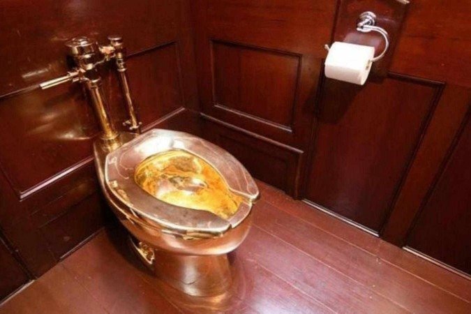 A funcionária Eleanor Paice presenciou os momentos finais do assalto, com o bando saindo com o vaso sanitário - (crédito: BBC) A funcionária Eleanor Paice presenciou os momentos finais do assalto, com o bando saindo com o vaso sanitário - (crédito: BBC)