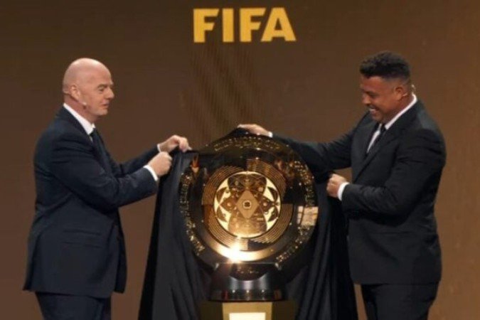Presidente da Fifa e Ronaldo Fenômeno apresentam o troféu de campeão do mundo -  (crédito: Foto: Reprodução / FIFA)