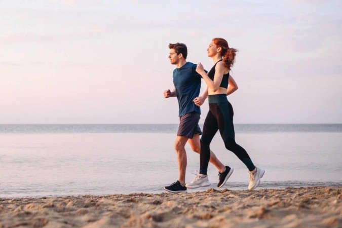 Correr na areia ajuda a fortalecer os músculos (Imagem: Evgeniy Zhukov | Shutterstock) - (crédito: EdiCase) Correr na areia ajuda a fortalecer os músculos (Imagem: Evgeniy Zhukov | Shutterstock) - (crédito: EdiCase)