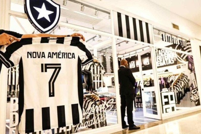 Novas camisas do Fogão já estão à venda no Nova América  -  (crédito: Foto: Arthur Barreto/Botafogo )