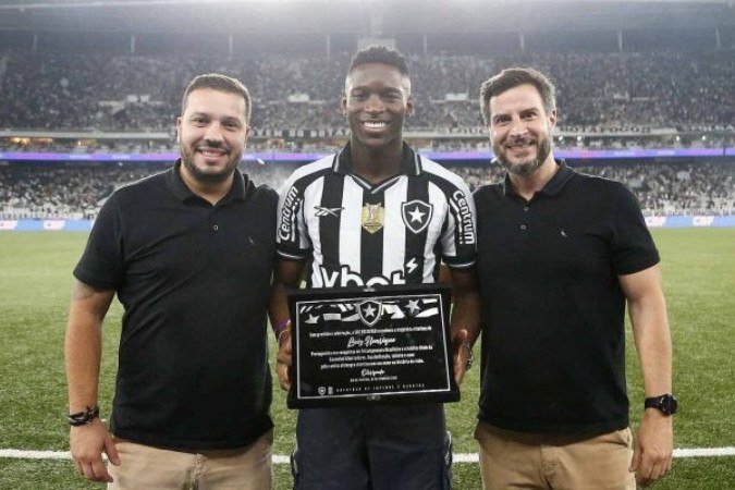 Luiz Henrique recebeu uma homenagem do Botafogo na vitória sobre o Ceará - (crédito: Foto: Vitor Silva/Botafogo) Luiz Henrique recebeu uma homenagem do Botafogo na vitória sobre o Ceará - (crédito: Foto: Vitor Silva/Botafogo)