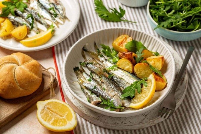 Sardinha assada com batata (Imagem: OlgaBombologna | Shutterstock) -  (crédito: EdiCase)