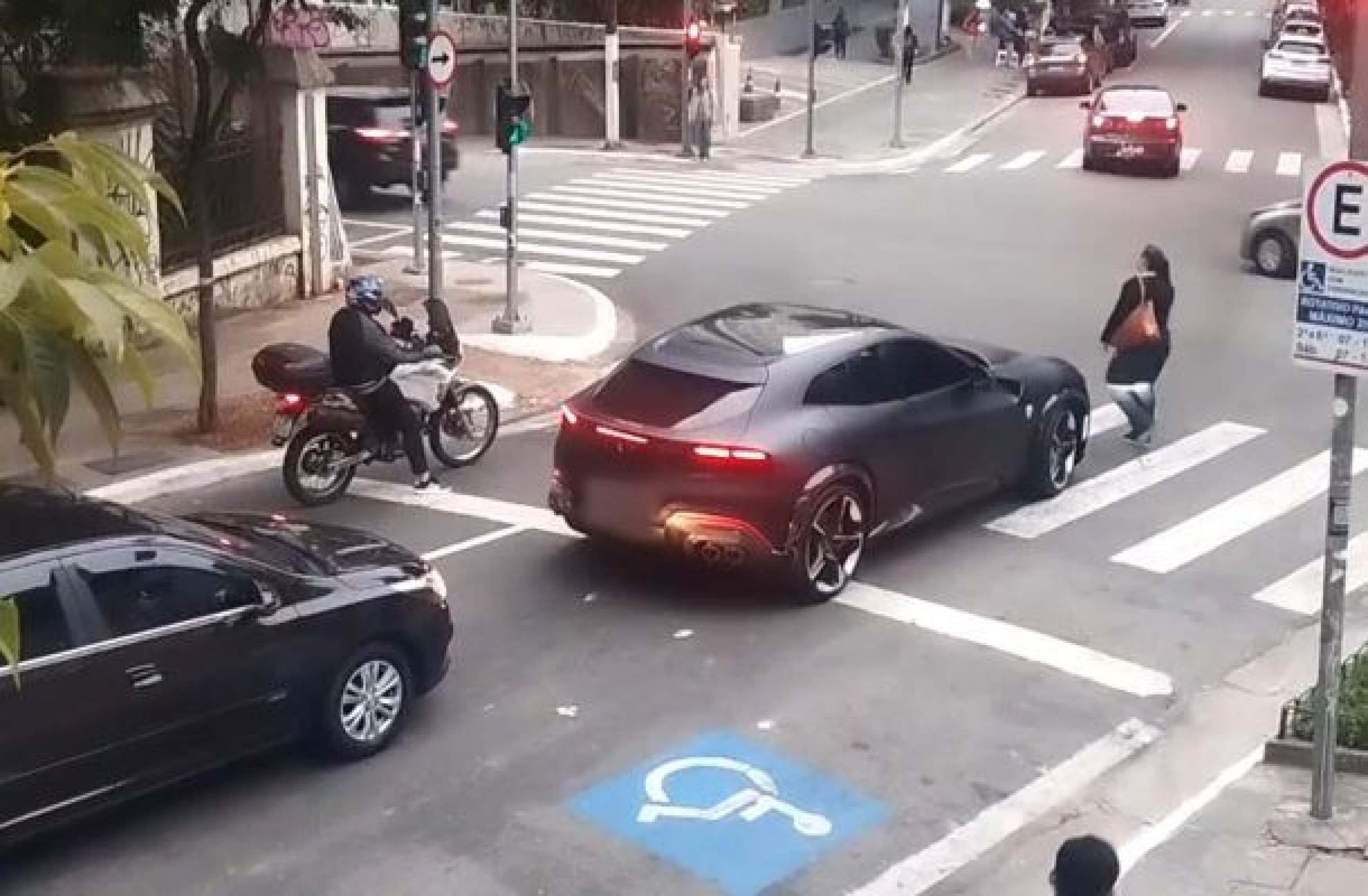 Câmera flagra infração de trânsito com Ferrari de Neymar em SP; veja o vídeo