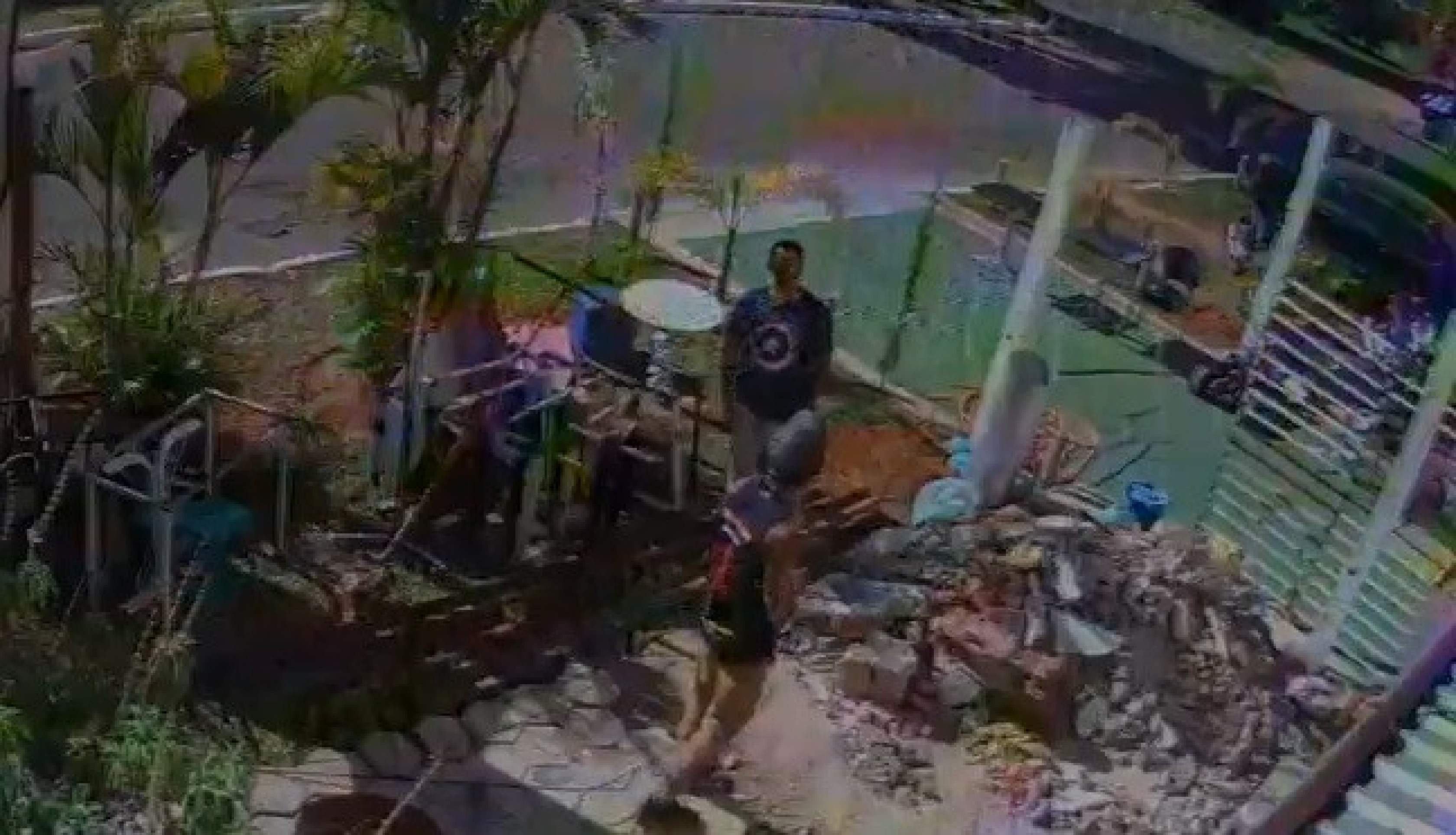 Câmera registra momento em que dono de hamburgueria é assassinado no DF Câmera registra momento em que dono de hamburgueria é assassinado no DF