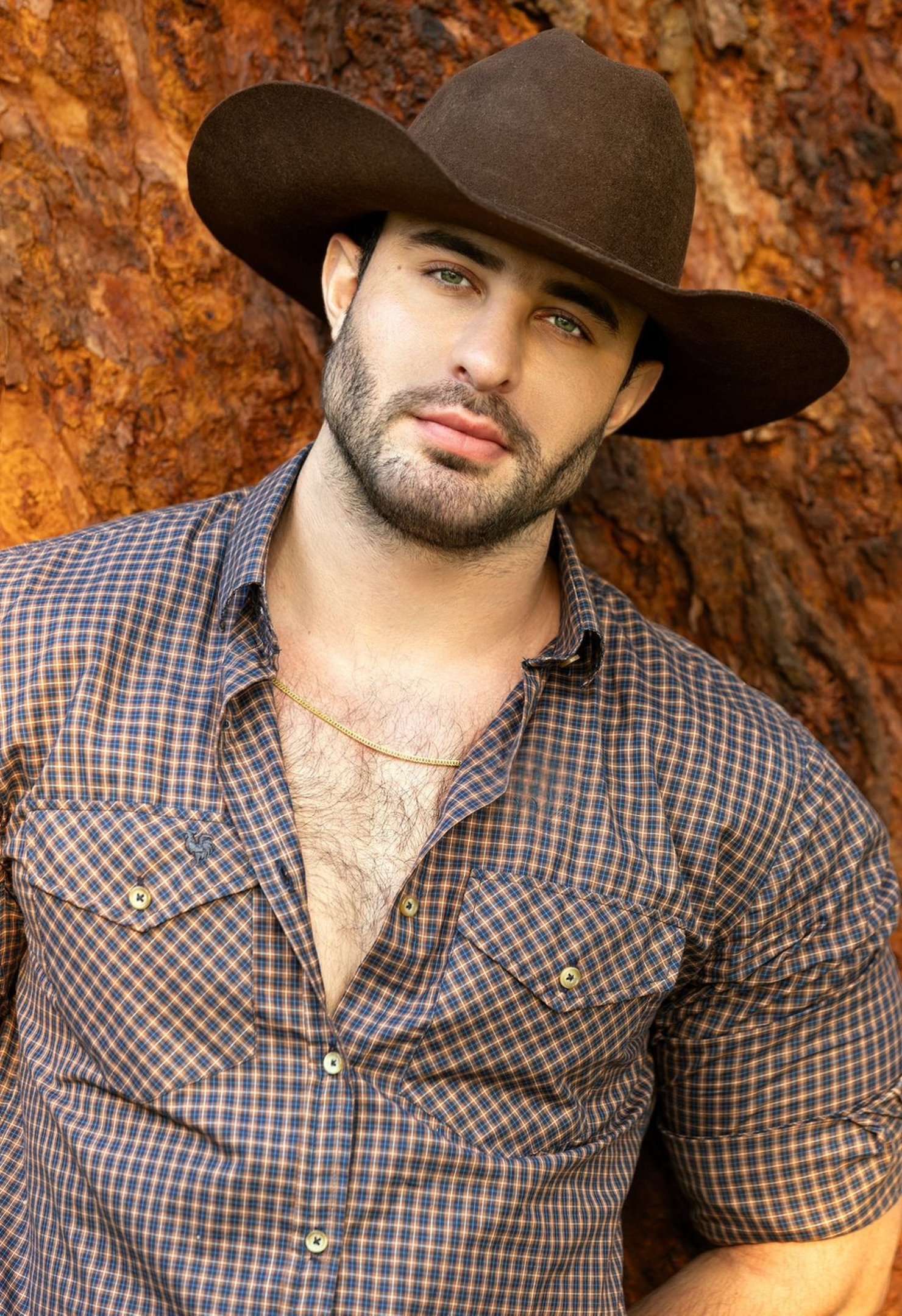 Cantor Estevan troca música sertaneja pela gospel