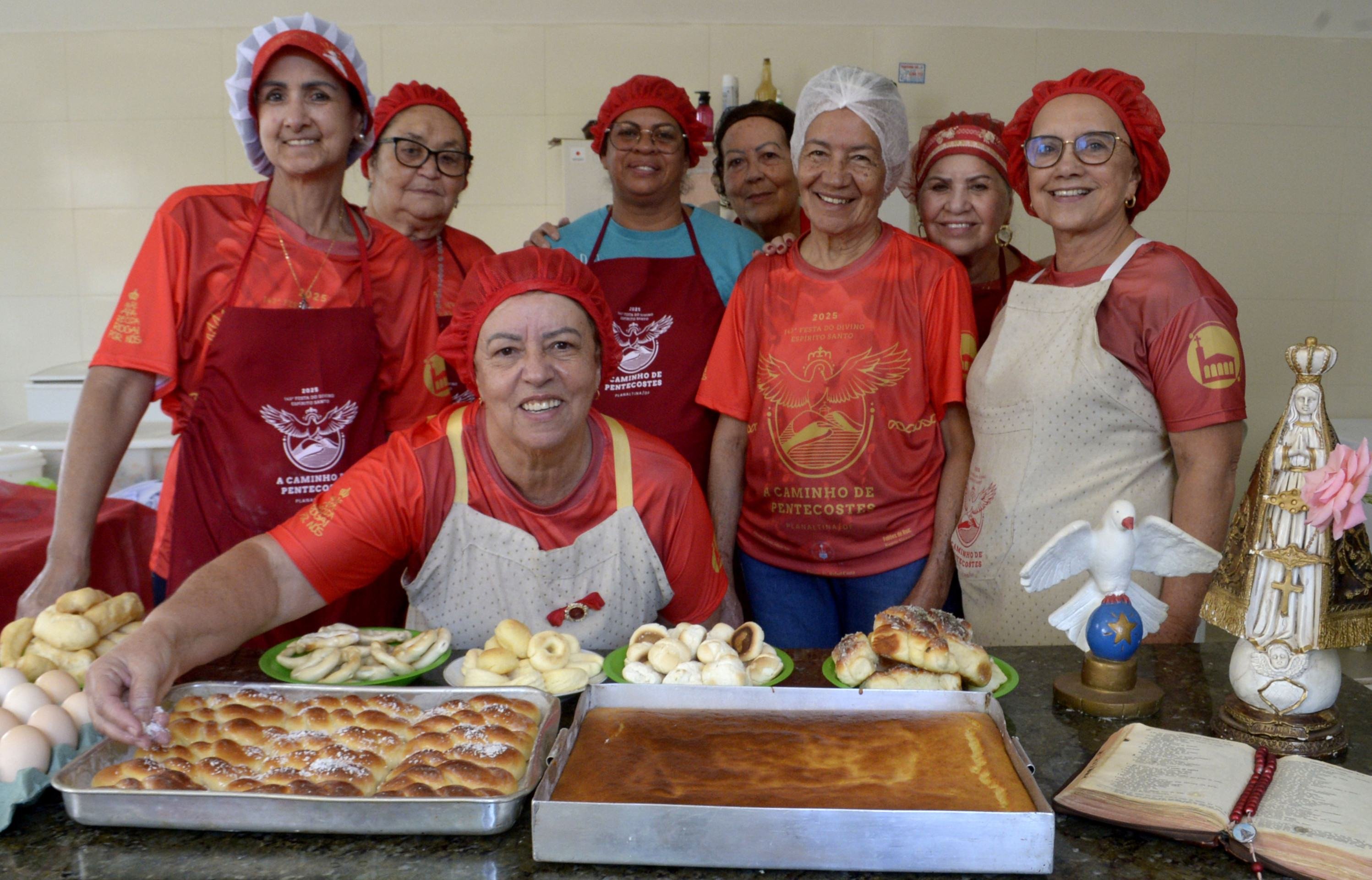  05/06/2025 Crédito: Marcelo Ferreira/CB/D.A Press. Brasil. Brasília - DF - Planaltina-DF. Preparativos para a festa do Divino. Maria José de Matos (segurando a bandeija é a coordenadora de biscoitos)