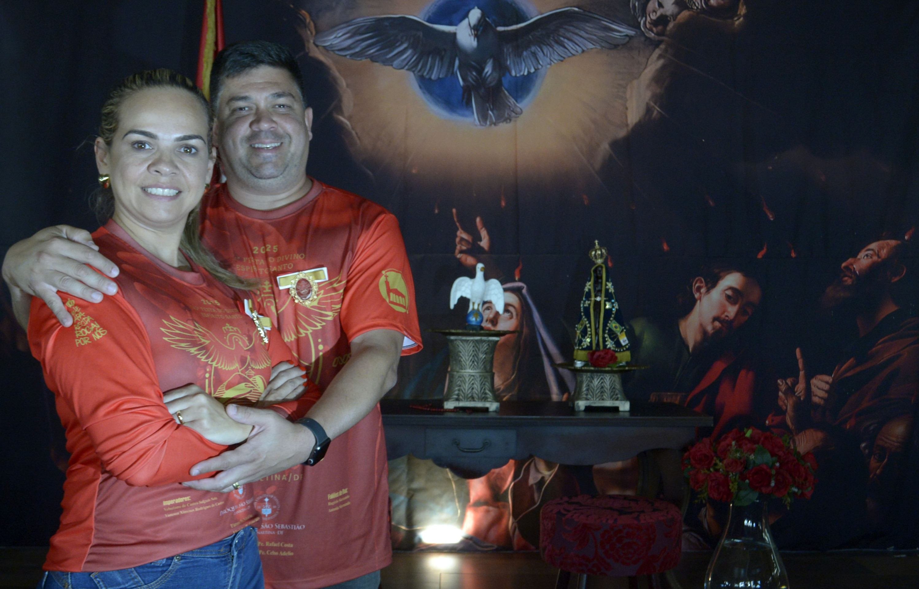  05/06/2025 Crédito: Marcelo Ferreira/CB/D.A Press. Brasil. Brasília - DF - Planaltina-DF. Preparativos para a festa do Divino. Veluciano Neto com a esposa Vanessa Ximenes (imperador e imperatriz)