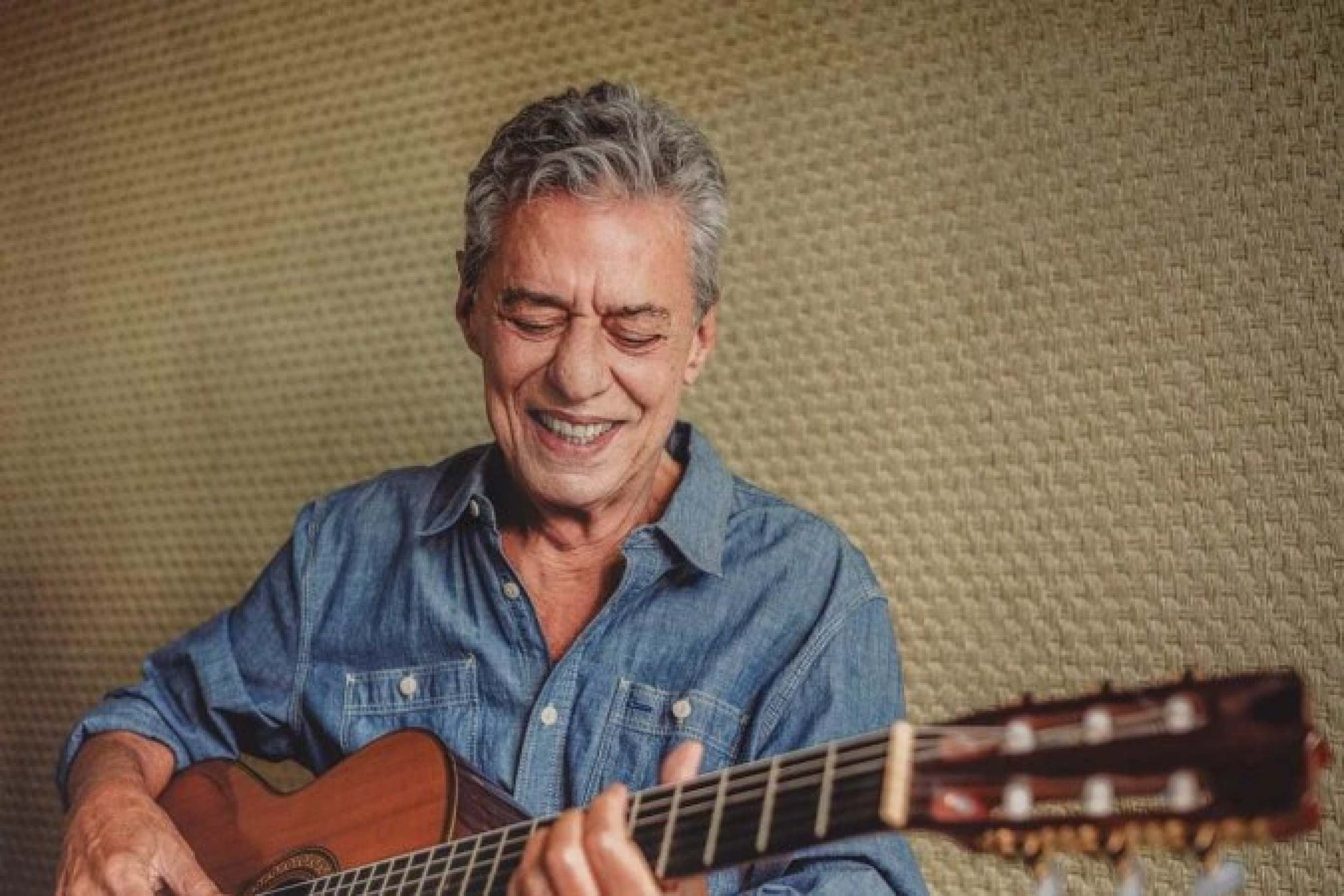 Chico Buarque recebe alta nesta quinta-feira após internação