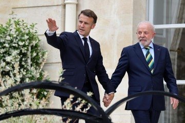  's President Emmanuel Macron (L) and Brazil's President Luiz Inacio Lula da Silva walk after a t press conference following a meeting at The Elysee Presidential Palace in Paris on June 5, 2025. (Photo by Christophe PETIT TESSON / POOL / AFP)
       -  (crédito:  AFP)
