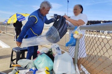 Áura Dias, 62, atua como guarda-volume, 'assistente social e psicóloga' dos parentes de presos -  (crédito:  Ed Alves CB/DA Press)