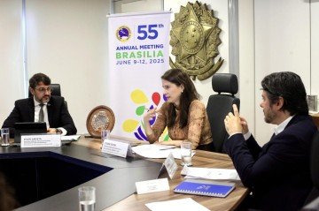 Secretária Viviane Vecchi, do MPO, em briefing sobre a reunião do banco -  (crédito: André Corrêa/MPO)