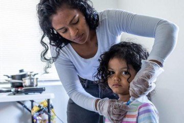 Toda noite, Sofia a 14 horas conectada ao sistema de alimentação por sonda. E, durante o dia, ela carrega uma mochila com os nutrientes necessários. -  (crédito: Getty Images)