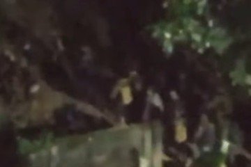 As imagens mostram os suspeitos trajando roupas camufladas e portavam fuzis e armamentos de grosso calibre -  (crédito: Reprodução/Instagram)