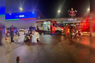 O motociclista, de 26 anos, foi socorrido consciente e orientado, e teve que ser transportado para o Hospital de Base -  (crédito: Divulgação/CBMDF)