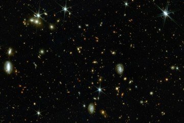 Mapa do Universo feito a partir de imagens do Telescópio Espacial James Webb disponível para observação e interação virtual -  (crédito: Reprodução/COSMOS-Web)