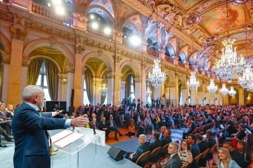 'O cara não pode na relação pessoal ser um, e na rede digital ser um monstro, ser um troglodita que não respeita, que conta mentiras, que estimula as pessoas a praticarem coisas erradas', afirmou o presidente em discurso à comunidade brasileira em Paris -  (crédito: Ricardo Stuckert/PR)