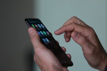 62% acreditam que as plataformas digitais removem menos postagens do que deveriam
     -  (crédito: Tânia Rêgo/Agência Brasil)