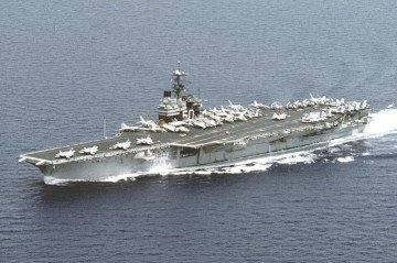Desde o início do ano, o grupo de ataque do porta-aviões americano Carl Vinson participa no Oriente Médio em uma campanha contra os rebeldes huthis iemenitas apoiados pelo Irã
 -  (crédito: wikimedia commons PH3 Bruce W. Moore, U.S. Navy)