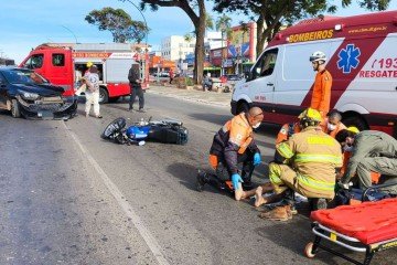Colisão entre carro e moto deixa uma pessoa ferida na Ceilândia -  (crédito: CBMDF)