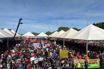 Milhares de professores votaram para manter a greve da categoria, que começou na segunda-feira  -  (crédito: Bruna Pauxis)