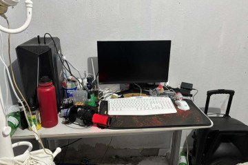 Segundo as investigações, o indivíduo forçava a vítima, também, a assistir conteúdos pornográficos de outras vítimas suas