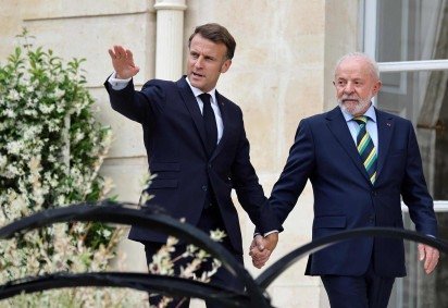  's President Emmanuel Macron (L) and Brazil's President Luiz Inacio Lula da Silva walk after a t press conference following a meeting at The Elysee Presidential Palace in Paris on June 5, 2025. (Photo by Christophe PETIT TESSON / POOL / AFP)
       -  (crédito:  AFP)