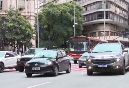 Automóvel é o meio de transporte mais utilizado nos deslocamentos até o trabalho tanto em Minas quanto no restante do Brasil -  (crédito:  Reprodução de vídeo EPTV)