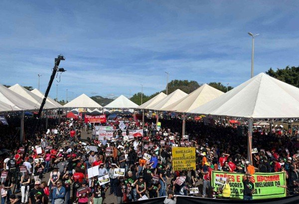 Milhares de professores votaram para continuar a greve da categoria que acontece desde segunda-feira (2/6) - (crédito: Bruna Pauxis)