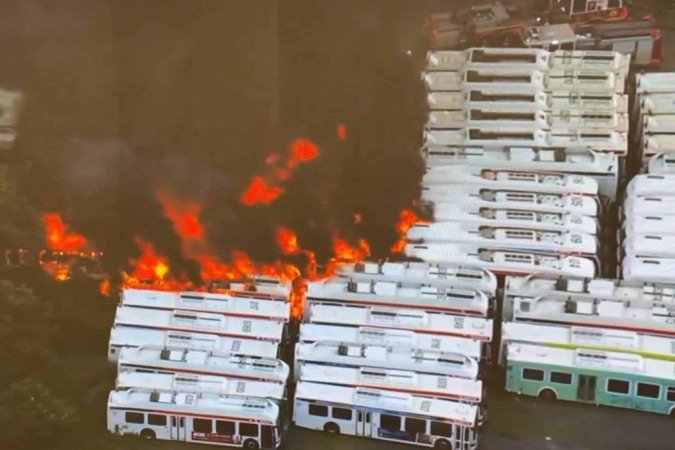 Os ônibus que pegaram fogo iam ser levados para um ferro-velho - (crédito: Reprodução/Redes sociais) Os ônibus que pegaram fogo iam ser levados para um ferro-velho - (crédito: Reprodução/Redes sociais)