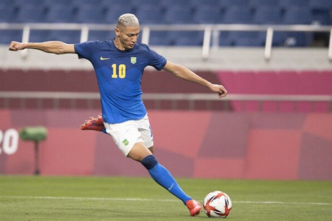 RICHARLISON - Em seu retorno a Seleção, mostrou bastante movimentação, saindo bastante da área, atuando na construção do jogo. Entretanto, no seu ofício de atacante, não conseguiu aparecer bem e ainda deu uma furada em sua melhor oportunidade. Nota: 4,5 - Foto: Lucas Figueiredo/CBF