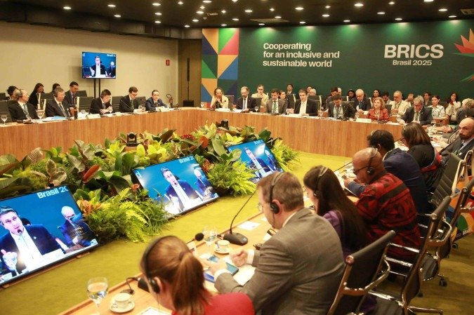Na abertura da reunião, Camilo Santana destacou que a qualificação profissional é um desafio comum dos países integrantes do Brics - (crédito: Luís Fortes/MEC) Na abertura da reunião, Camilo Santana destacou que a qualificação profissional é um desafio comum dos países integrantes do Brics - (crédito: Luís Fortes/MEC)