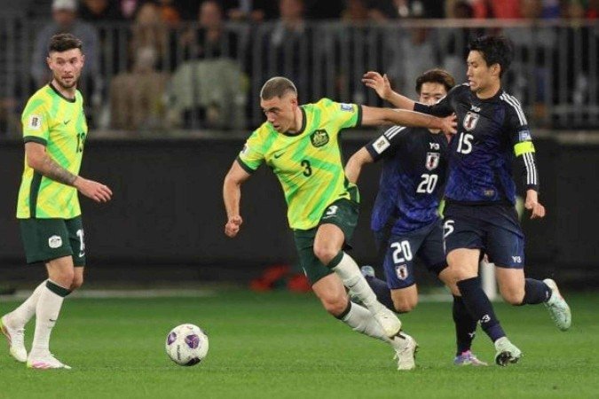 Miller (de amarelo) sai com a bola e tenta inicar ataque da Austrália, mesmo marcado por Kamada - (crédito: Foto: Janelle St Pierre/Getty Images) Miller (de amarelo) sai com a bola e tenta inicar ataque da Austrália, mesmo marcado por Kamada - (crédito: Foto: Janelle St Pierre/Getty Images)