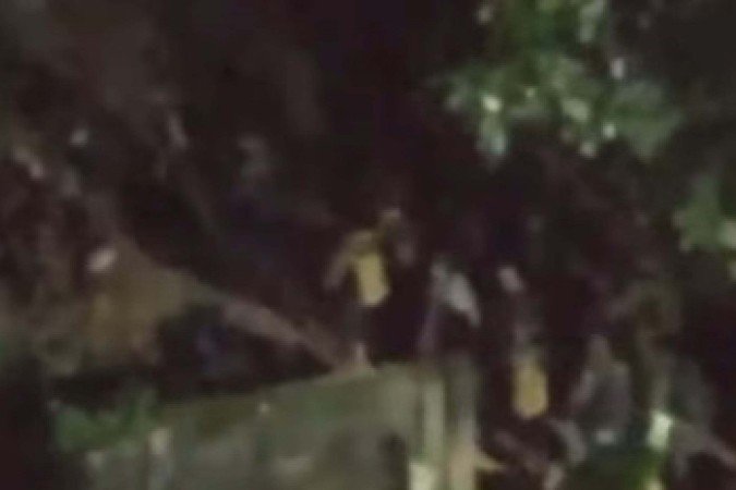 As imagens mostram os suspeitos trajando roupas camufladas e portavam fuzis e armamentos de grosso calibre - (crédito: Reprodução/Instagram) As imagens mostram os suspeitos trajando roupas camufladas e portavam fuzis e armamentos de grosso calibre - (crédito: Reprodução/Instagram)