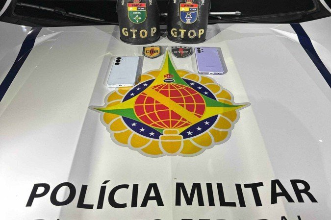 Homem foi detido com dois celulares. - (crédito: Divulgação/PMDF) Homem foi detido com dois celulares. - (crédito: Divulgação/PMDF)