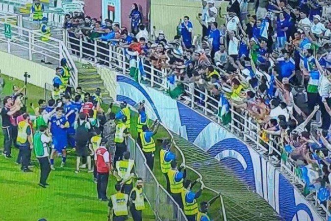 Jogadores do Uzbequistão comemoram com a torcida a classificação à Copa pela primeira vez em sua história - (crédito: Foto: reprodução de TV) Jogadores do Uzbequistão comemoram com a torcida a classificação à Copa pela primeira vez em sua história - (crédito: Foto: reprodução de TV)