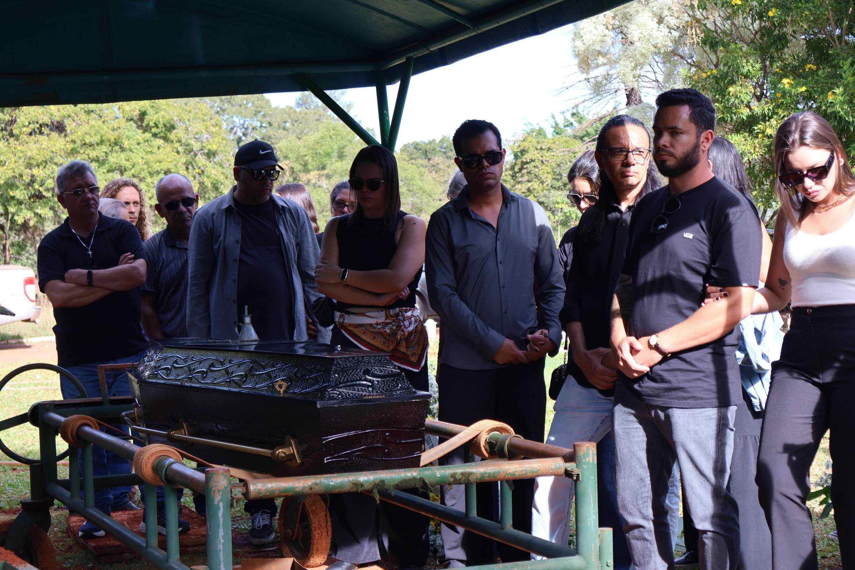 Filhos se despendem do artista plástico