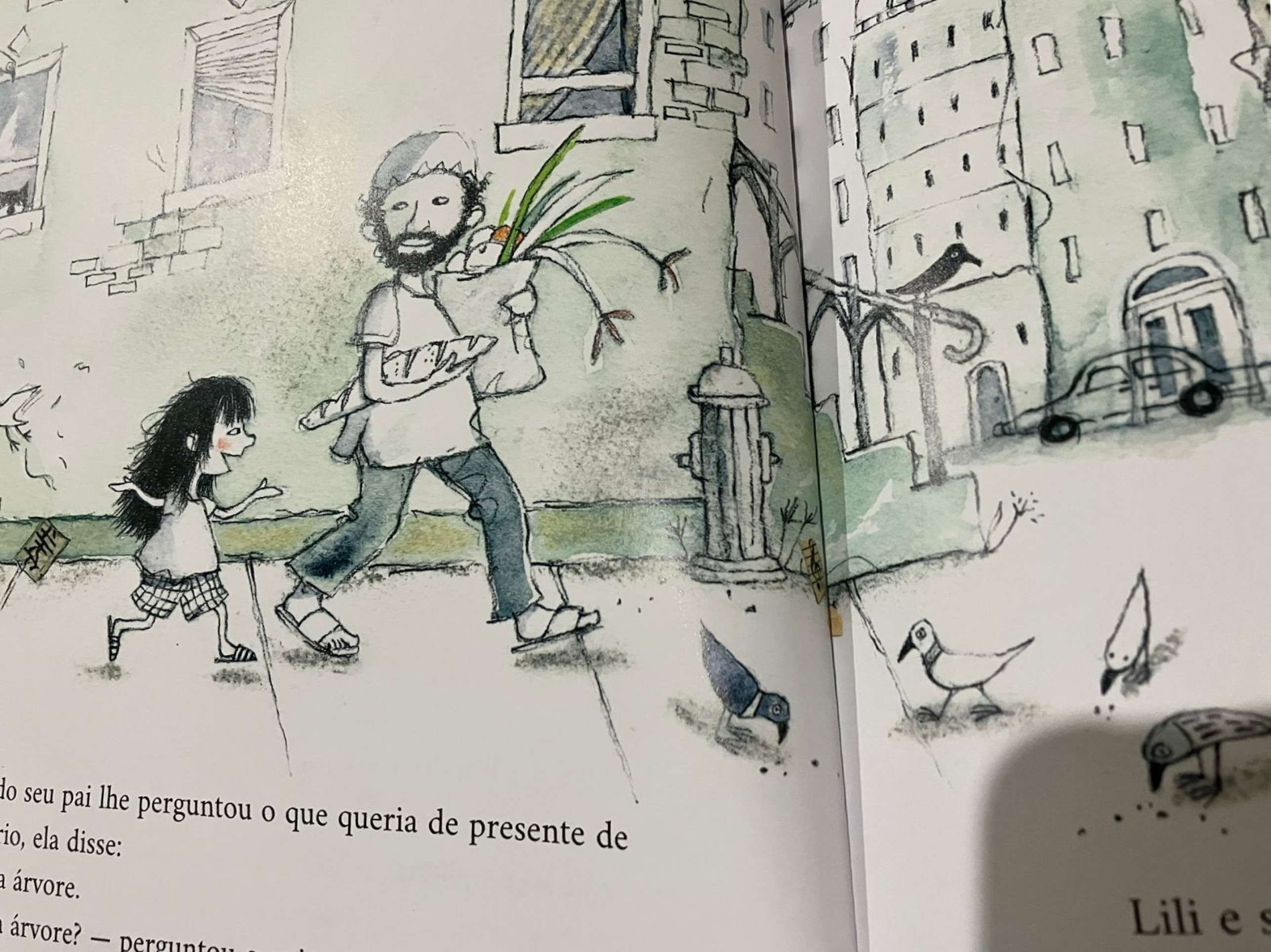 A criança pediu uma árvore de estimação para o pai no dia do aniversário 