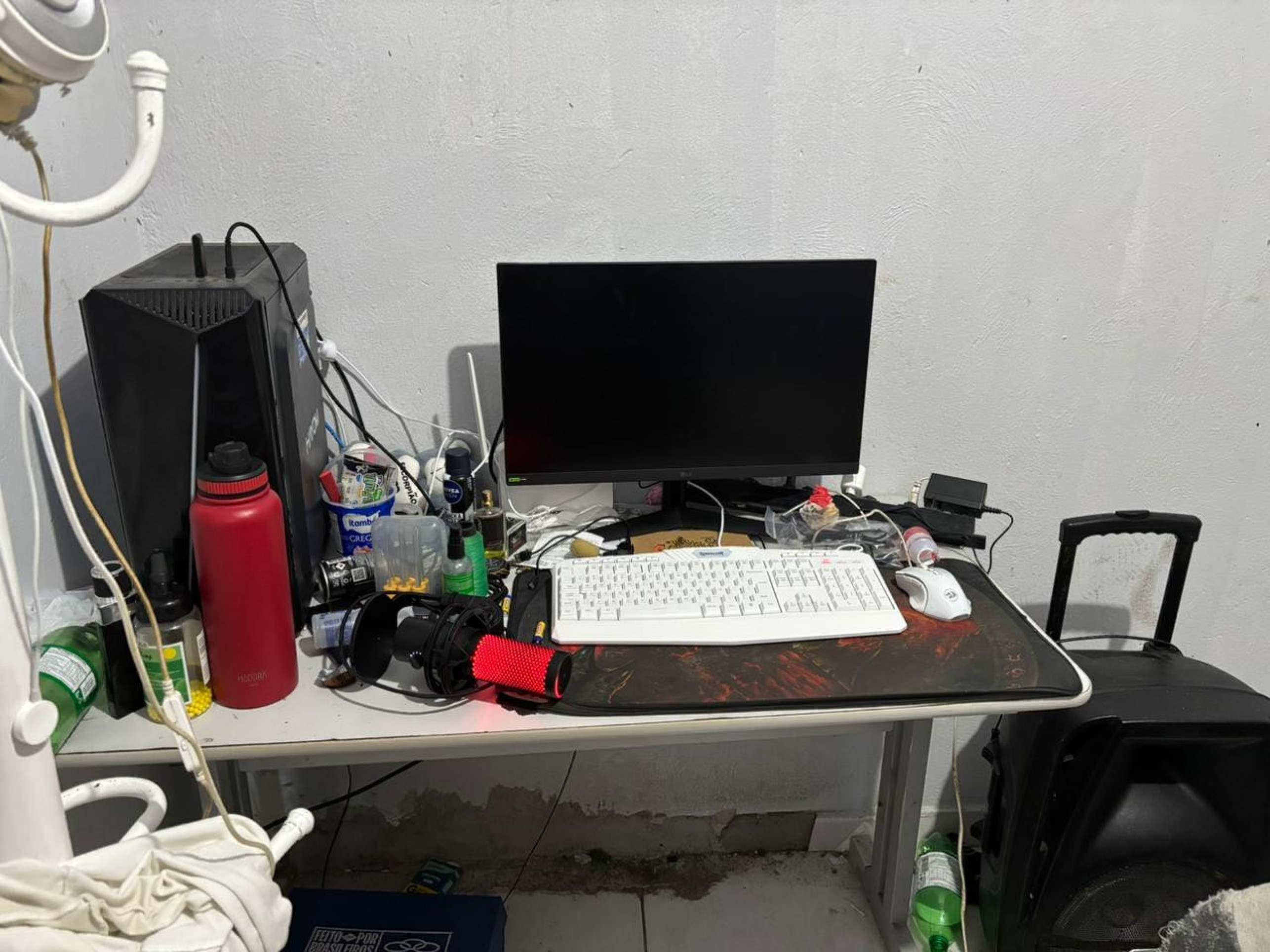 Segundo as investigações, o indivíduo forçava a vítima, também, a assistir conteúdos pornográficos de outras vítimas suas