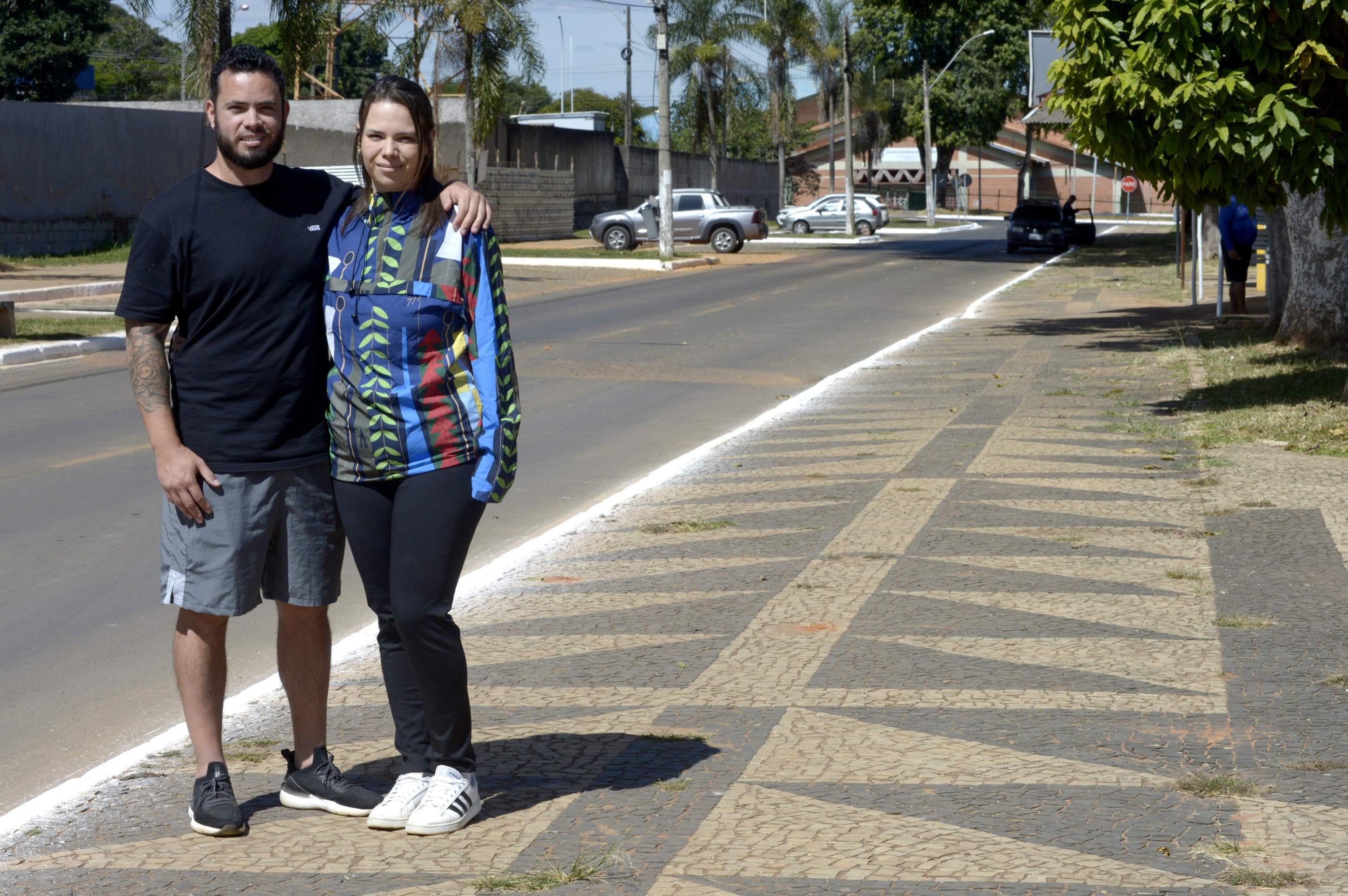 Filhos de Francisco Galeno, João e Kalu na calçada criada pelo artista na orla do Lago Veredinha em Brazlândia