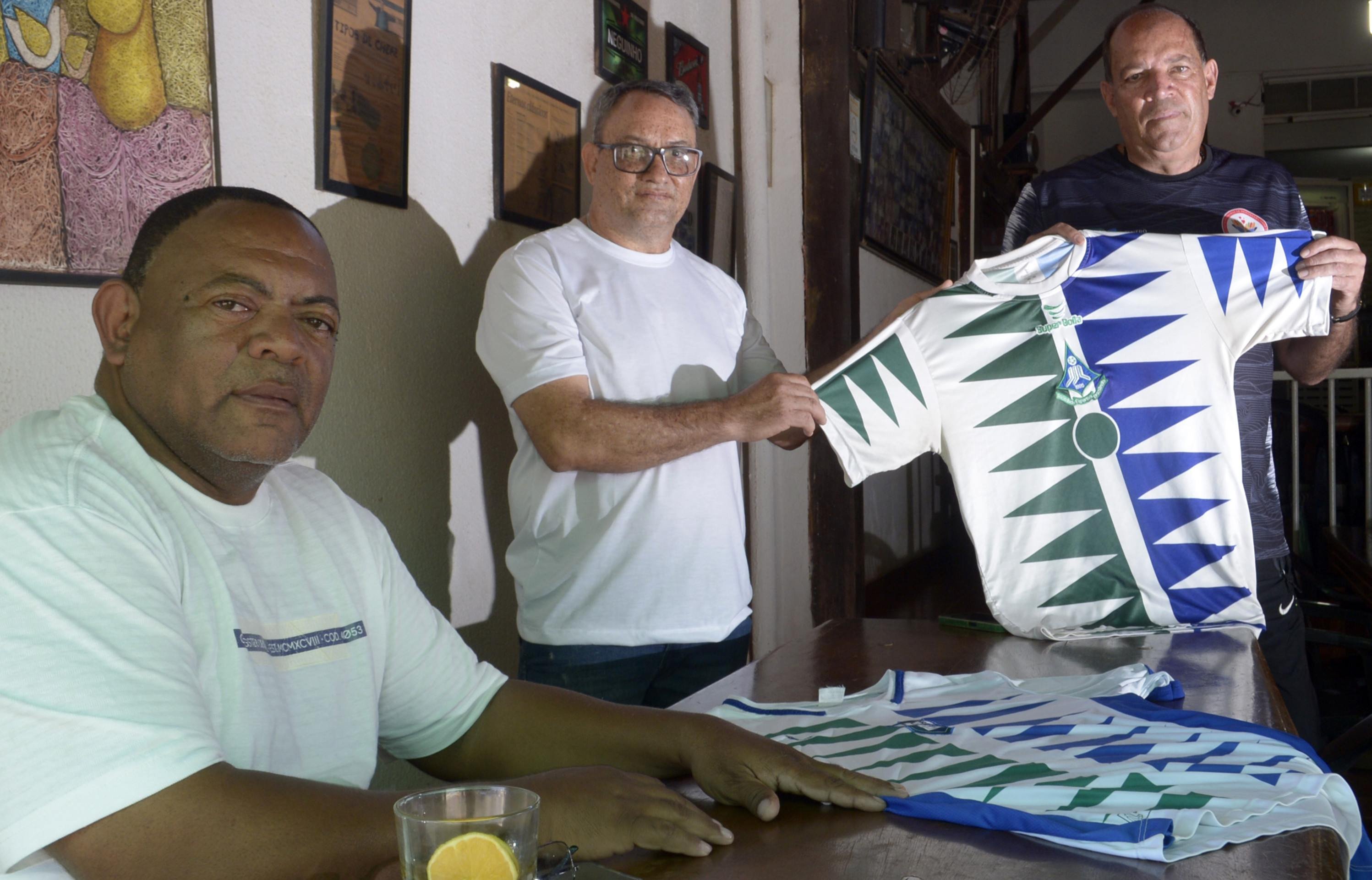 Osvaldo Batista, Elias Luiz e Son da Silva com a camisa do Brazlândia, desenhada por Galeno para seu time de coração