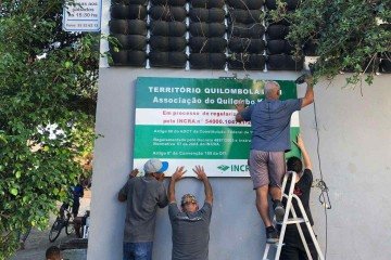 Tania Dutra prepara refeição na Cozinha Solidária da Associação de Moradores do Quilombo Kédi. Prédio fica no local de antigo terreiro -  (crédito: Luiz Antônio Araujo)