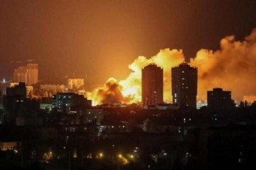 Moradores de Kiev inspecionam os danos após os ataques russos de sexta-feira (6/6) -  (crédito: Reuters)
