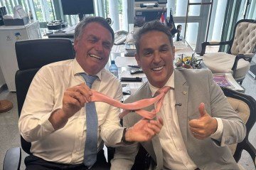 O ex-presidente Jair Bolsonaro (esq.) ao lado do líder da oposição na Câmara, deputado Zucco (dir.) -  (crédito: Reprodução/X)