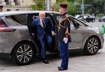  Brazil's President Luiz Inacio Lula da Silva (C) arrives by car to visit an exhibition by Brazilian artist Ernesto Neto at the Grand Palais museum in Paris on June 6, 2025. Brazil's President Luiz Inacio Lula da Silva urged his French counterpart Emmanuel Macron on June 5, 2025 to 'finalise' an EU trade deal with four South American countries, in a visit that underscored key policy differences between the two allies. (Photo by Michel Euler / POOL / AFP)
      Caption  -  (crédito:  AFP)